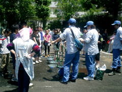 中学生の地下タンクからの給水訓練