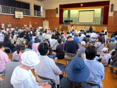 大勢が避難所となる体育館に集まりました